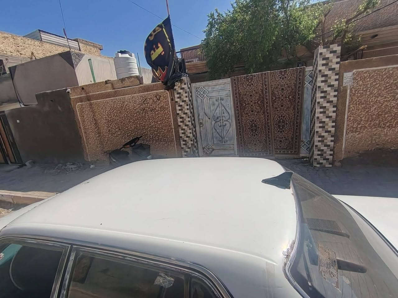 سيدان للبيع مكينه وكير شرط حداديه أمامي وخلفي حلوه والباقي شوف العين السعر 25 وبيها مجال مكان السياره سماوه رميثه ***********

