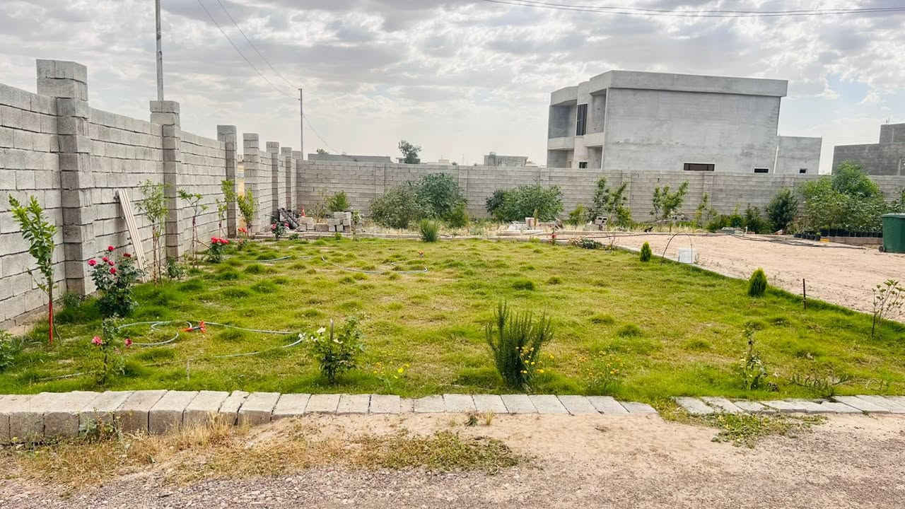بيت للبيع مساحة الارض [1,500] متر مسيجه كامل 
مساحة البناء ٢٥٠ 
⭕️غرفه( ١)٥*٤ +سويت 
⭕️غرفه(٢)٥ونص*٤
⭕️ربعه ٧*٤
⭕️كلدور ٢*٢ 
⭕️صحيات كلدور ٢*١٥٠٠
⭕️هول استقبال ٧ونص *٤
⭕️هول موزع ٦*٤ 
⭕️مجموعة صحيات ٥*٤
⭕️تواليت+حمام+منزع 
⭕️مطبخ ١٠ ونص *٤
⭕️صحيات خارجيه رجاليه
⭕️صحيات نسائيه خارجيه
⭕️مطبخ خارجي 
⭕️مخزن خارجي 
🍃حديقه 
🌴 مع بستان
📌مغاسل كامله 
⭕️مع سبلت ٢ طن 
⭕️كيزرات كامله 
⭕️بنكات كامله.
البيت سعره 89,000,000 مليون قابل للتفاوض
📍العلم _عرب الخطاب (عرب الساده الجديده)
⭕️يوجد مقطع توضيحي عن الدار 
للأستفسار الاتصال ***********
