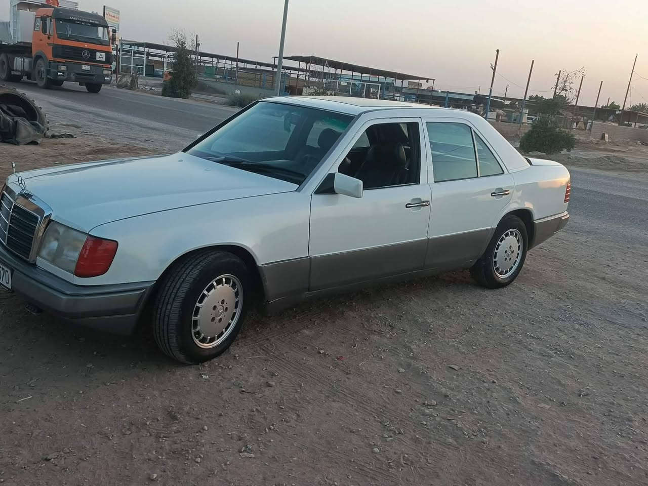 السلام عليكم مارسيدس دب  موديل91 السياره خير من الله تبريد ثلج  غرفته جديده  مكينه كير ياباني 3000سنتر لوك حداديه تخم تاير جديد   رقم بغداد باسمي  السعر 50وبي مجال *********** عنوان بابل شوملي
