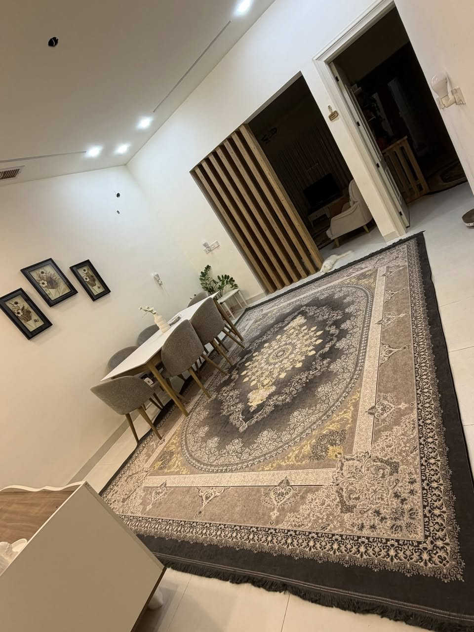 بيت للبيع مساحه ١٢٥ م  حي الموضفين اول شارع مقابل مستوصف سبعه نيسان
حديقه واستقبال  وهول ومطبخ وغرفه نوم وحمامات  وفوك غرفه نوم وحده البيت مسحوب عليها اسكان  يعني تكدرون تدفعون ٤٠ مليون وباقي  ٤٥   تدفعونه شهريه للحكومه  ٣٢٥ الف بالشهر

بيت كامل مواصفات  ابواب وشبابيك المنيوم خليجي + نظام دكت  كامل مكمل وصارله سنتين بانيها  كاونتر جديد ممستخدم ابدا  سقف  مغربي   ووسطح ايزوكام  كامل

معلومات كله كاتبتها اي احد يريد يتصل ع هل رقم***********
