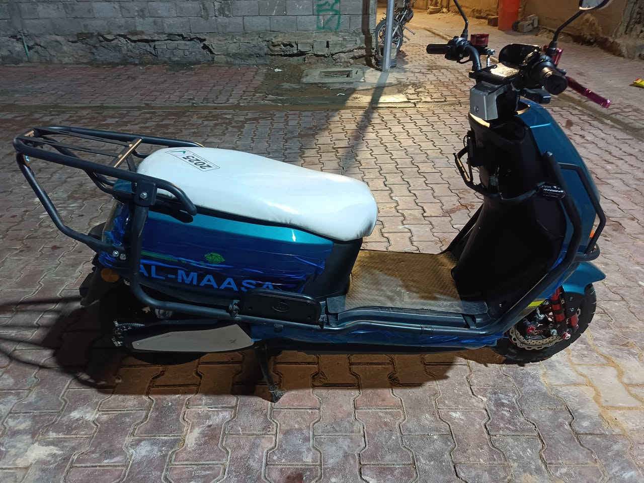 للبيع او مراوس
موطور شحن الماسه 
6 بطاريات ـ ملف 2000 ما مفتوح 
الموطور ماشي 5 الاف 
كلشي بيه شغال عده الشاشه وتتصلح 
مكاني الرمادي 
سعر 650 وبيه مجال 
*********** متواجد واتساب فقط
