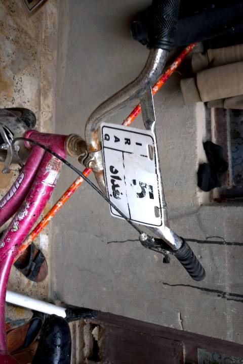 بايسكل أطفال لون وردي بحالة جيدة. يتميز بتصميم جذاب وعجلات متعددة الألوان مع زخرفات. مقعد مريح وعامود قيادة مزود بلوحة رقمية لإضافة لمسة فريدة. مناسب للمغامرات اليومية واللعب في الحديقة.