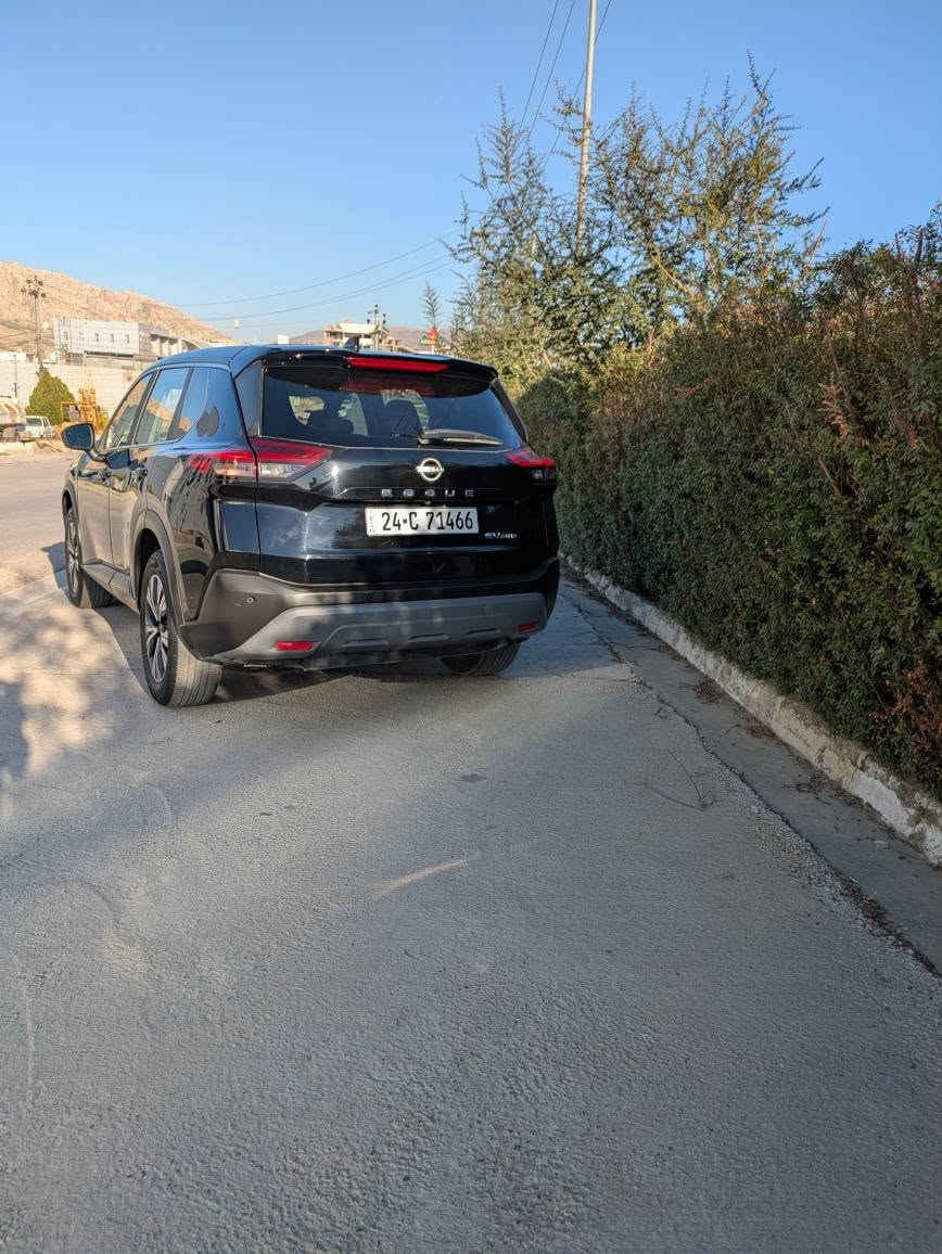 NISSAN ROGUE SV 2023 AWD
نظام الدفع:  (AWD)
ناقل الحركة: أوتوماتيك CVT.
المواصفات الخارجية (SV):
إضاءة LED (لايتات أمامية وخلفية).
بصمة أبواب (دخول ذكي).
المواصفات الداخلية والراحة:
مقعد سائق قابل للتعديل كهربائي
شاشة معلومات وترفيه تعمل باللمس
تشغيل عن بعد + بصمة تشغيل.
نظام تبريد لمس (قطعيتن).
الأمان والتقنيات:
رادار أمامي (تحديد مسار/تنبيه اصطدام).
رادار جانبي (نقاط عمياء) + رادار خلفي.
كاميرا خلفي
فرامل يد كهربائية (Auto Hold).
نظام القيادة شبه الذاتية ProPilot Assist.
خيارات إضافية (ميدنايت/SV premium)
سعر 170 ومجال بيع او تبديل
صور حادث بالمنشور
رقم شاصي
5N1BT3BB0PC822530
رقم موبايل/ واتساب + فايبر
*********** دهوك, العراق
