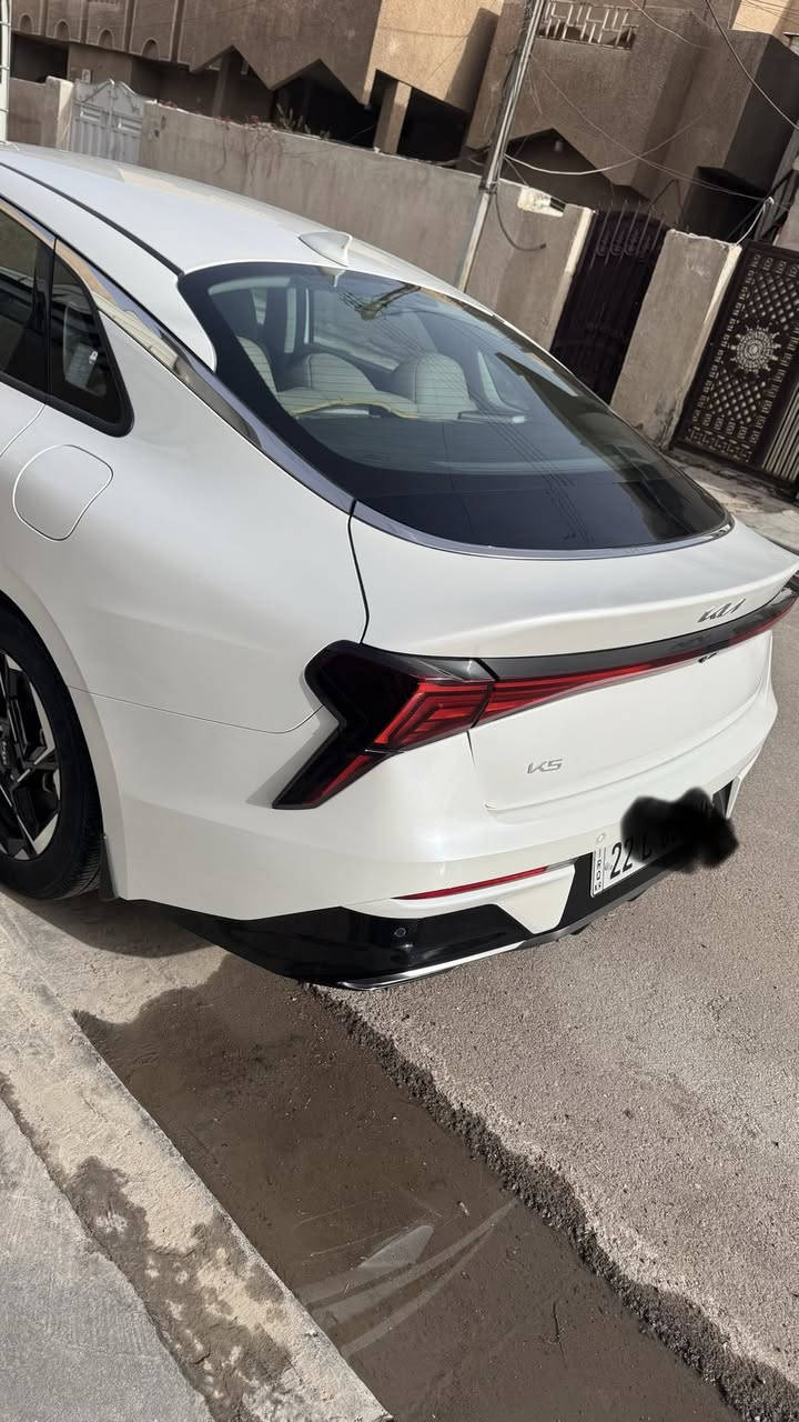 السلام عليكم
سيارة k5 موديل 24 أربيل 
ماشية 67000 كيلو
محرك 2.5 gdi  مواصفاتهة معروفة السيارة مكفولة كفالة عامة عدا تكحيل بسيط بالدعامية الخلفية وضربة بالباب الخلفية عكس السايق ما مصلحة مثل ما موضح بالصور 
السعر 21500 $
بغداد حي الإعلام 
للتواصل المراسلة او الاتصال على الواتس اب 
***********  
 واعتذر في حال تأخرت بالرد
