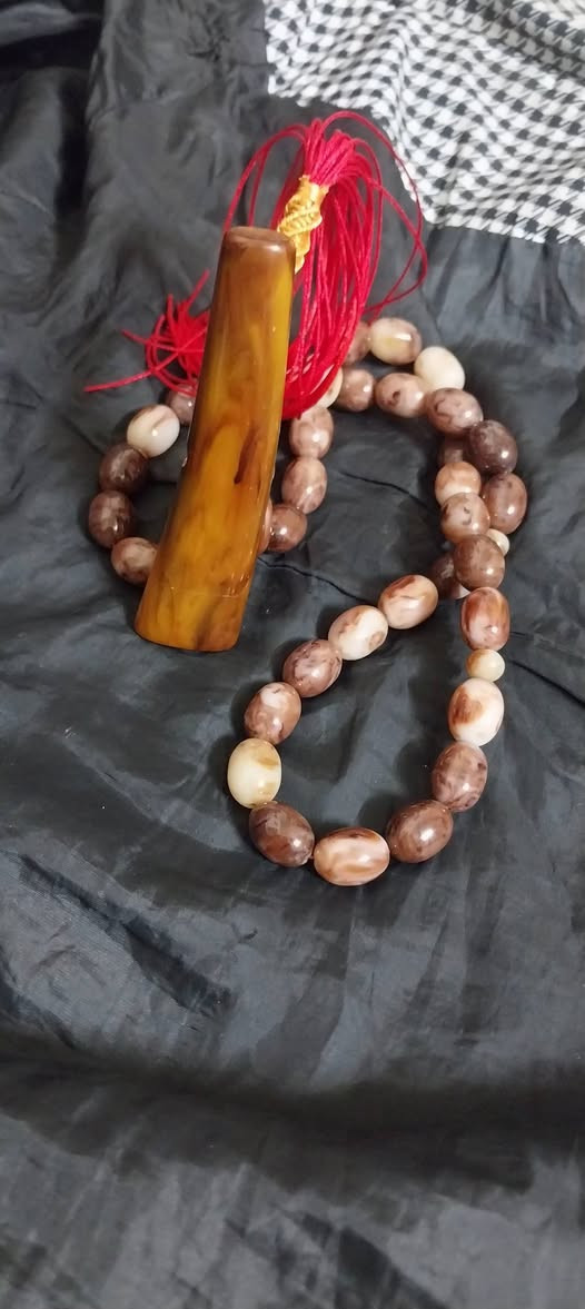 السلام عليكم مسباح مقابض الماني خرتيتي او ما يسما دبس وراشي 37 خرزه خشنه السعر 300 $ المهتم يتصل وبلخدمه ***********
