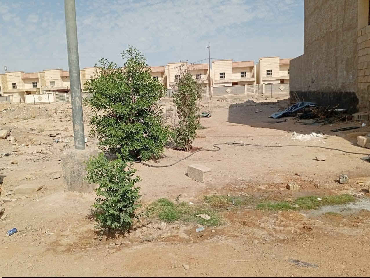 السلام عليكم بيت للبيع طابو مساحة 125 سعر 90 والقطعة 25 مليون للعلم البناء جديد 2024 رقم القطعة 29483 المكان ستة كيلو مقابل المجمع المميز مثل ما موضح للاستفسار اتصل *********** للعلم بناء حجر
