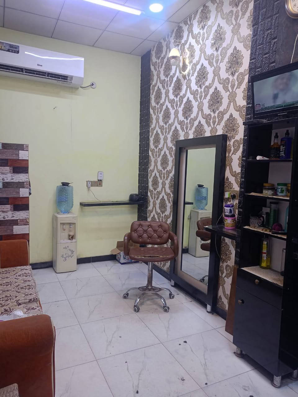 السلام عليكم...
ادوات حلاقة جاهزة كرسي ميز مراية شنو الي يعجبك ابيع شلع بسعر مناسب مكاني بصرة ابو الخصيب رقم الهاتف ***********
