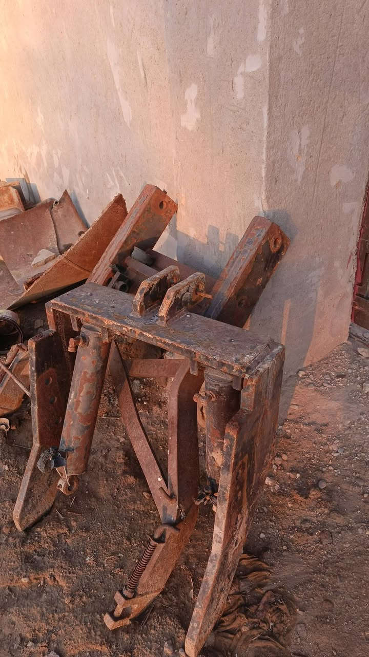 للبيع ذرعان امامي مال فيات حجم 160 ما عوزلهن شي متروكه السعر 400وبيه مجال المكان  واسط قضاء الحي الاستفسار عله الرقم ***********
