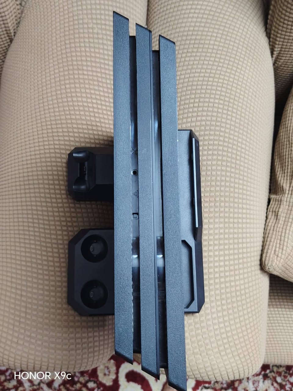 السلام عليكم من رخصه الادمن
عندي بلي 4 برو مع كارتونه مع  استانين قاعده للبلي و للجوستكات  نظام 9 مهكر 

مع 5 جوستكات 2 أصلي و 3 تجاري درجه اولى 

مع هارد داخلي يحتوي بكج مال العاب بلي 1 و2 و العاب قويه ب10 مع هارد خارجي سعه 2 تيرا انزلك الي يعجبك حسب الطلب البلي استخدام سنه بس نظيف امانه السعر خاص

الشراي يدخل خاص او يراسل الرقم ***********
