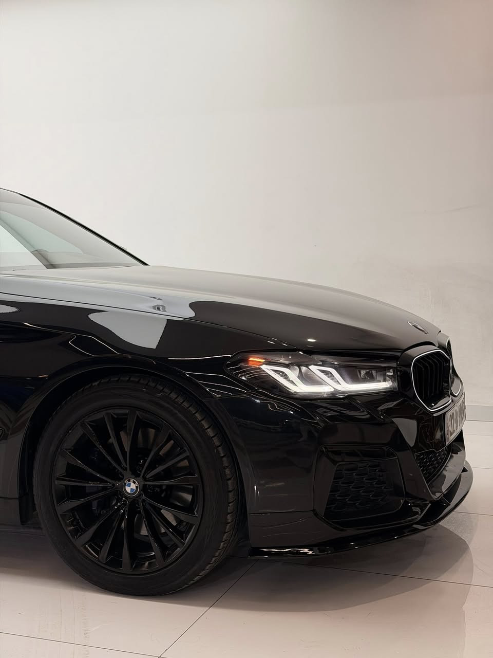 بي ام دبليو 530 موديل 2022
فول فول مواصفات V4 Twin Turbo
• گير ومحرك حداديه وسنويه جديد بشرط 
• ماشية 50 الف ميل حقيقي
• فول مواصفات
ضرر السيارة جداً بسيط :
تبديل بابين بلادي وكالة + جاملغ خلفي فقط بارد
وبدون دواخل وبدون ايرباك 
المواصفات:

كيت M بلادي

لايتات عدسات متحركات

رادار مسافة كبير

داخل أسود بلادي

فتحة سقف

سندوق خلفي كهرباء (شفط)

شاشة كبيرة + داتاشو

كاميرا خلفية

سماعات Harman Kardon

كيج الكتروني

داخل LED (10 ألوان)

شحن وايرلس للموبايل

حساسات أمامي وخلفي

رادار خلفي

Auto Stop

نظام Eco / Sport / Normal

لايتات LED + زينون متحرك

كشنات جلد (حارة + ميموري)

السيارة رقم سنويه جديد باسمي تحويل وكالة بنفس اليوم.
السعر310$
المكان: أربيل
للاستفسار: *********** ☎️📞
