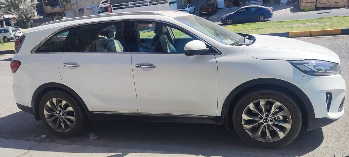 السلام عليكم
سورنتو موديل ٢٠٢٠ 
نص فول 
سيارة مكفولة من الصبغ وكل شيء 
مكاني بغداد جميلة 
السعر ٢٦٠
بيها مجال بسيط
رقمي ***********
