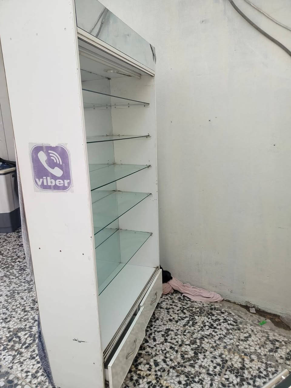 ميز + فاترينه للاستفسار ***********
