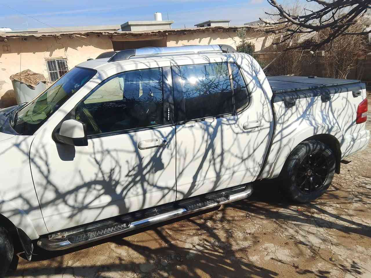 سلام عليكم فورد اكسبلور بيكم 2010 لميتد فول مواصفات رقم اربيل جديد بأسمي  محرك 4600
 بي نفخ مواصفات خليجي حار بارد مع الكشنات الاماميه السياره جاهز مال الجناي باب اليمين بي صبغ بدون دواخل فقط طخم اطارات جديده مع البطاريه  السعر 125بي مجال قليل التواصل ***********
