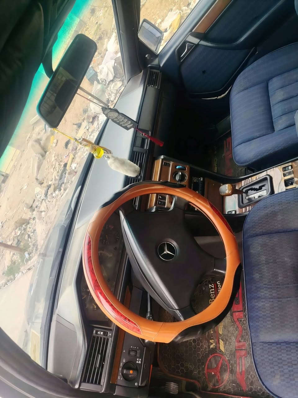 السلام عليكم ورحمه الله وبركاته
مارسدس 1993 
صبغ عااام جماليه 
محرك بلاد نكبوت300
رقم صلاح دين الجديد بسمي 
سنويه 2027 هزه جديدة 
تبريد شغال فقط غاز
صدر تايرااات كله بشرط 
غرفه مخمل قواعد دبلات 
جام 4كهرباء شغالات 
السعر 63وبي مجال للشراي
الخاص مفتوح
للاستفسار *********** و ***********
