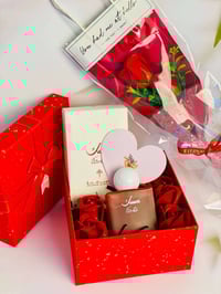 بوكس هدايا • عطر مسك • ورد أحمر