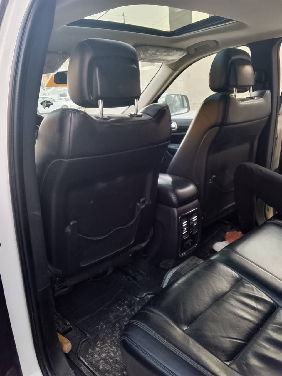 السلام عليكم اخوان جيب 12 كلين داخله العراق بيها. صبغ اشويه تقريبن. شبرين.  اثر طخه باب سياج لبيت. لون ابيض.  رقم سليمانيه. العنوان الفلوجه حي الشهداء. لسعر. 170 بيها مجال.   التواصل. ***********
