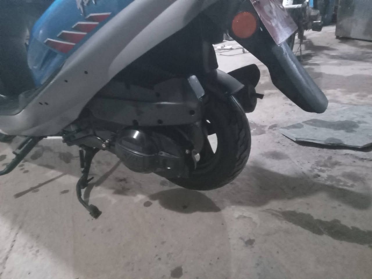 السلام عليكم موطور سايم ابو عيون  موديل ٢١ جديد محرك ما مفتوح   امكمرك السعر  ٦٥٠ وبي مجال للشراي  العنوان الرمادي التأميم الدواجن 
الرقم /***********
