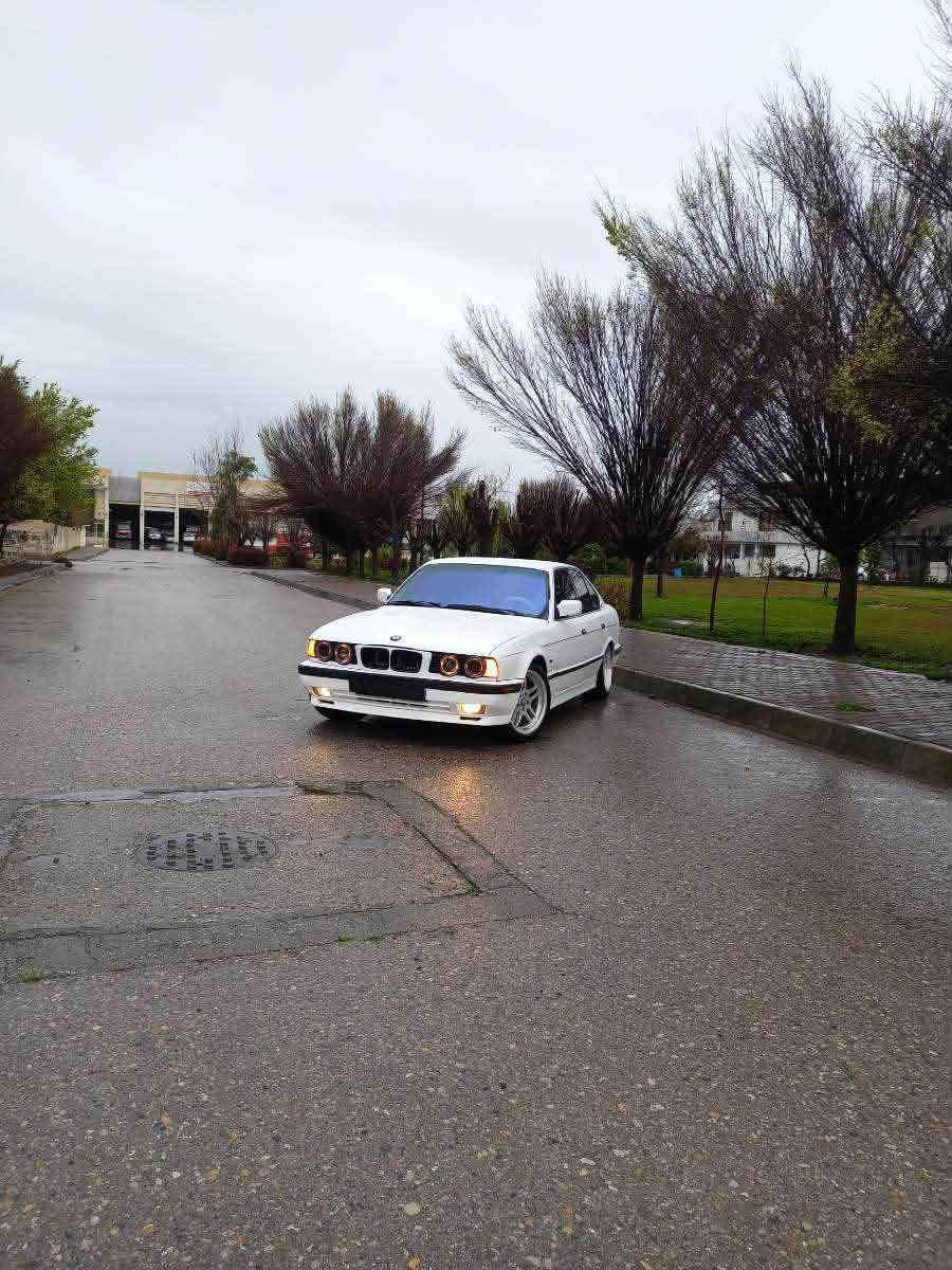 سەرەتا بەناوی خوای گەورە 
Bmw 525 گێر عادی 
مۆدێل ٩٣ سەیارەکەتازە حیزام بۆیاغ کراوە 
چوار ویل و تایەی لۆکی بۆ بەستراوە
لایتە کانی هەموی ئیش ئەکات بەلۆکی خراوەتە سەری
توندو تۆڵە کامل مەزبوتە سەیارەکە
گێرو مەکینەی و کارەبای بەشەرت
ناو کرێمیە سەیارەکی تابلێی خاوێنە
ماڵی مەدەنی و دزیاری و هەمشتێکی بەشەرتە
حلوجە سەیارەکە براوەیە سەیارەکە
نرخی ٣١ محامەلەیەک زۆر زۆر کەم
*********** رانية, السليمانية
