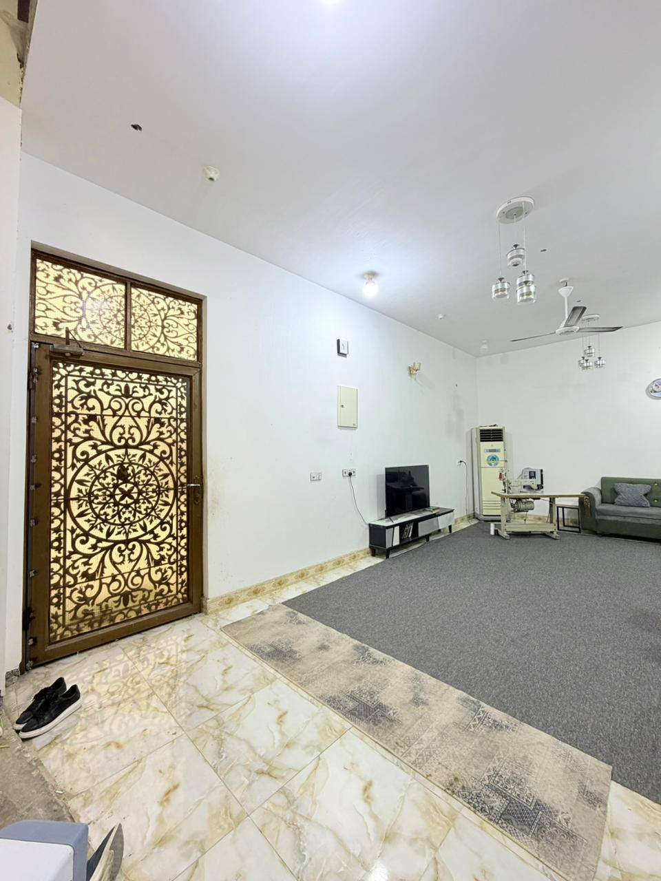 بسم الله الرحمن الرحيم
دار سكن زراعي بطريق المهدي مقابل البنزين خانه 
المساحه ٣٠٠ متر بناء جديد سنة ٢٤ طابق واحد نقص استقبال ومطبخ 
البناء غرفتين وصاله وصحيات والباقي جاهز للبناء 
وباقي التفاصيل مراجعة مكتب الاصالة للعقارات ***********
