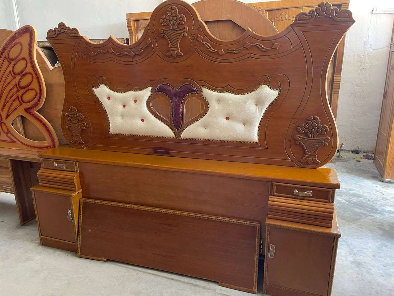 السلام عليكم غرفة 6باب صاج وجه وكفى نظافة 80% السعر 650 مع النقل والشد العنوان النجف الاشرف الحيدرية خان النص رقم الهاتف ***********
