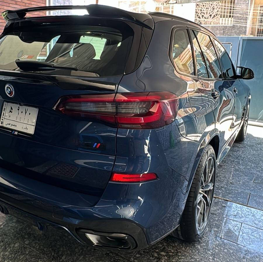 بي ام دبليو X5 i40 – خليجي وكالة العروش 
موديل 2023 
رقم بغداد مميز 9070 H
 الموديل: BMW X5 i40
 اللون: أزرق ميتالك مميز
 المحرك: 6 سلندر تيربو – i40
 القوة: أداء قوي وسلس مع استهلاك متوازن
 الدفع: رباعي xDrive

 الحالة: نظيفة جدًا، استخدام شخصي
السيارة ماشية 16 الف كيلو متر فقط 
السيارة مغلفه PPF كاملة من جيوشيلد مفتوح مدى الحياة 
المواصفات:
 • فتح وتشغيل بدون مفتاح
 • شاشة أمامية كبيرة مع نظام BMW iDrive
 ‏•نظام الإيماءات 
• نافيكيشن
 • كاميرات 360°
 • رادار أمامي
 • تحكم كهربائي بالمقاعد مع ذاكرة
 • جلد فاخر
 • إضاءة داخلية Ambient Light
 • جنوط رياضية
 • نظام Driving Modes
 • نظام مانع الانزلاق
 • تحكم بالمقود
 • مثبت سرعة
 • رقم صاحب سيارة ***********
