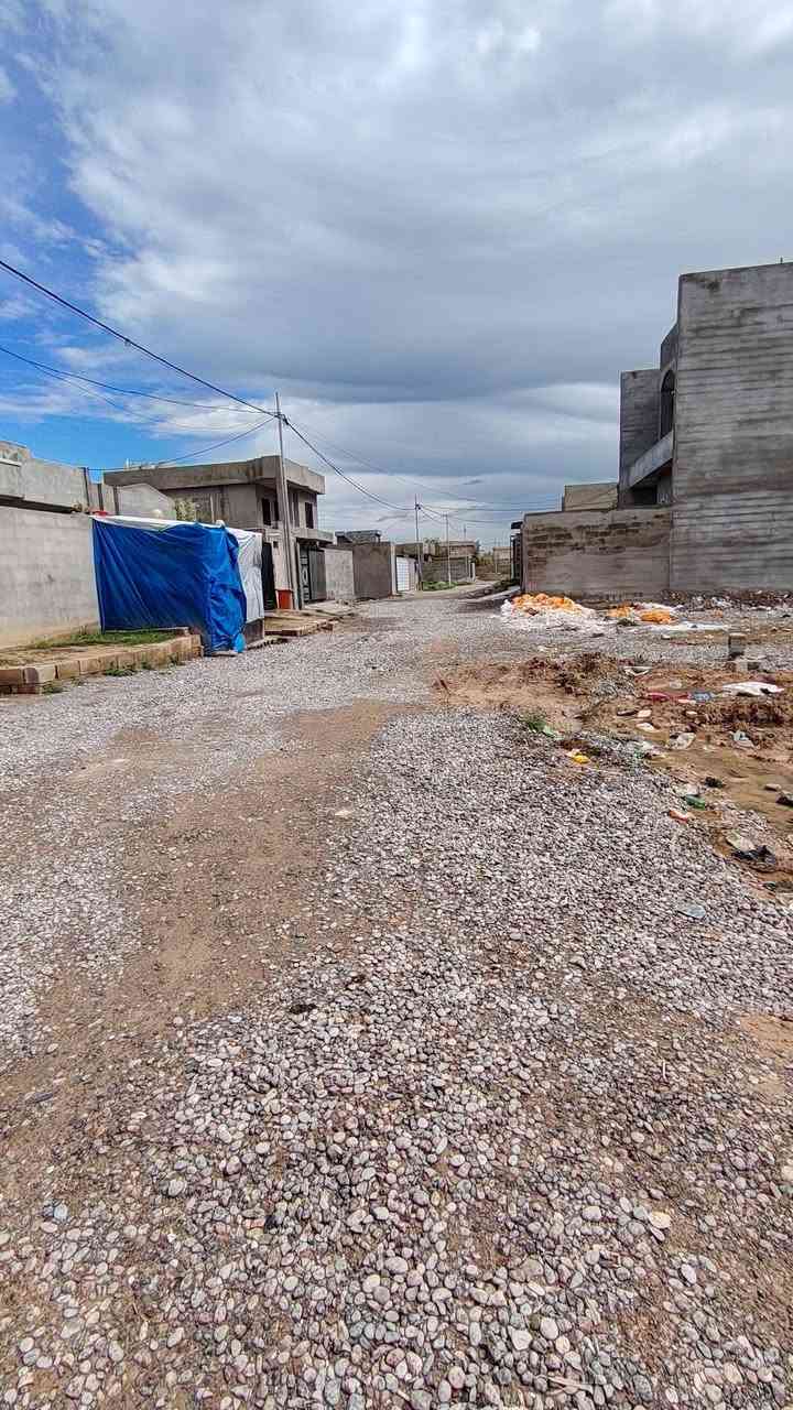 السلام عليكم بيت للبيع مساحة القطعه 250 متر الموقع كاع نجم الجحيشي ثاني فرع صاد عل شمس البيت متكون من غرفتين نوم وهول ومطبخ وربعه البيت بس لبخ داخل ماملبوخ الأرضيه سيراميك والمطبخ والصحيات الداخليه والخارجيه سيراميك للسقف للاستفسار الاتصال على ***********
