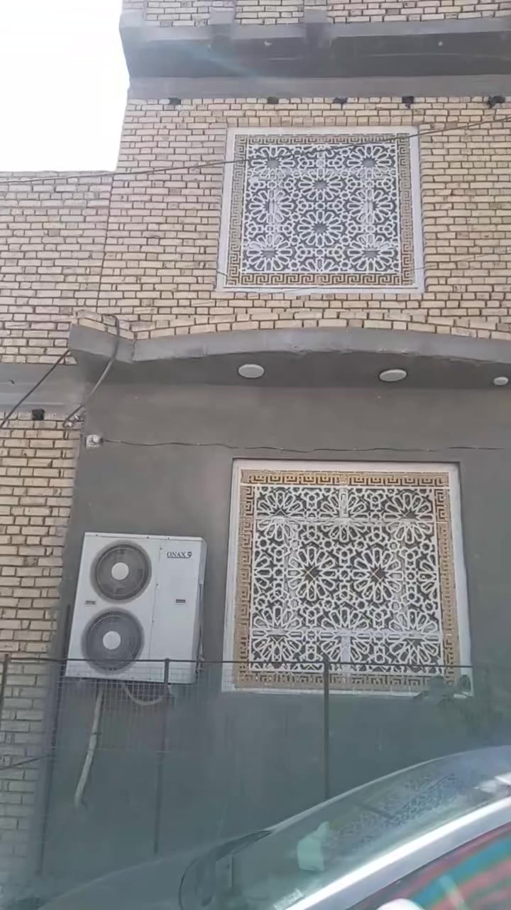 السلام عليكم بيت المساحة 100متر قرب السريع الطابق الأول يحتوي على غرفة واستقبال ومطبخ حار وبارد  وصحيات الطابق الثاني يحتوي على 3غرف نوم مع صحيات مع صالة مطلوب إسكان ***********خاص
