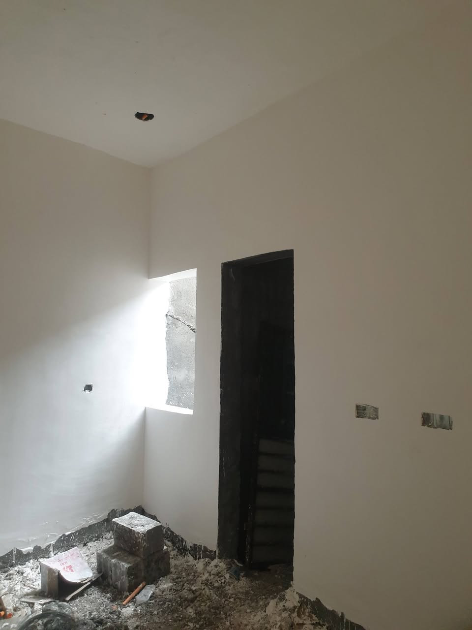 دار للبيع طابو زراعي عراقي في حمدان شارع معمل الشيخ بشارع سيد حامد  يتكون من غرفتين احد الغرف سويت وصاله واستقبال ومطبخ وحمام عدد3 وكراج وحديقه سنة البناء 2026قيد الانشاء تستلم مفاتيح خلال 15يوم بناء درج اوله شغل كل رباطات وتأسيس ماء حديث مساحة البيت 200م للاتصال ***********
