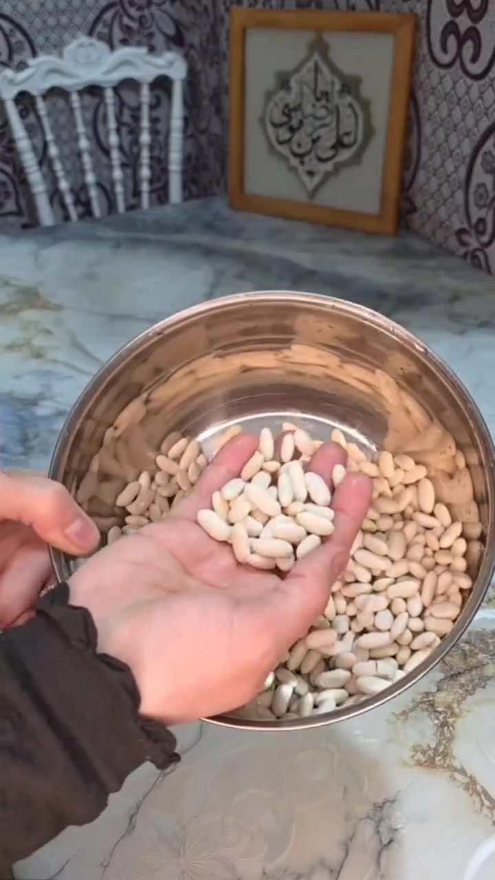 قدر ضغط 7 لتر ماركة زيوعالي الجودة للطهي السريع والآمن

الاستخدامات:

طهي اللحوم القاسية، البقوليات (الفاصوليا، الحمص)، والوجبات العائلية في وقت قياسي.

استخدامه كقدر تبخير (Steamer) بفضل الصفيحة المعدنية المرفقة لطهي الخضروات والمانتو.

مثالي للمطابخ التي تبحث عن المتانة والسرعة في إنجاز الطعام.

المميزات:

نظام أمان سداسي: مزود بـ 6 مستويات حماية للتحكم في الضغط لضمان أقصى درجات الأمان أثناء الاستخدام.

جودة الخامات: مصنوع من سبيكة ألمنيوم عالية الجودة تضمن انتقالاً سريعاً ومتساوياً للحرارة.

تصميم خفيف ومتين: يتميز بوزن خفيف يسهل التعامل معه، مع مقابض عازلة للحرارة ومريحة لليد.

سهولة التنظيف: سطح داخلي ناعم يمنع التصاق الطعام بشكل كبير ويسهل عملية الغسل.

توفير الطاقة: يقلل وقت الطهي بنسبة تصل إلى 70%، مما يوفر في استهلاك الغاز.

محتويات الصندوق:

قدر الضغط

مقابض

غطاء القدر

صمام التنفيس الرئيسي

ودليل الاستخدام.

الملاحظات:

متوافق مع مواقد الغاز والكهرباء والسيراميك.

القياسات:

أبعاد الكرتون: 29 × 29 × 23 سم.

أبعاد المنتج: القطر: 26 سم | الارتفاع: 22 سم.

السعة: 7 لتر.


**إذا كنت صاحب هذا الإعلان وتريد حذفه لأي سبب، رجاءا أرسل رسالة إلى الدعم الفني**