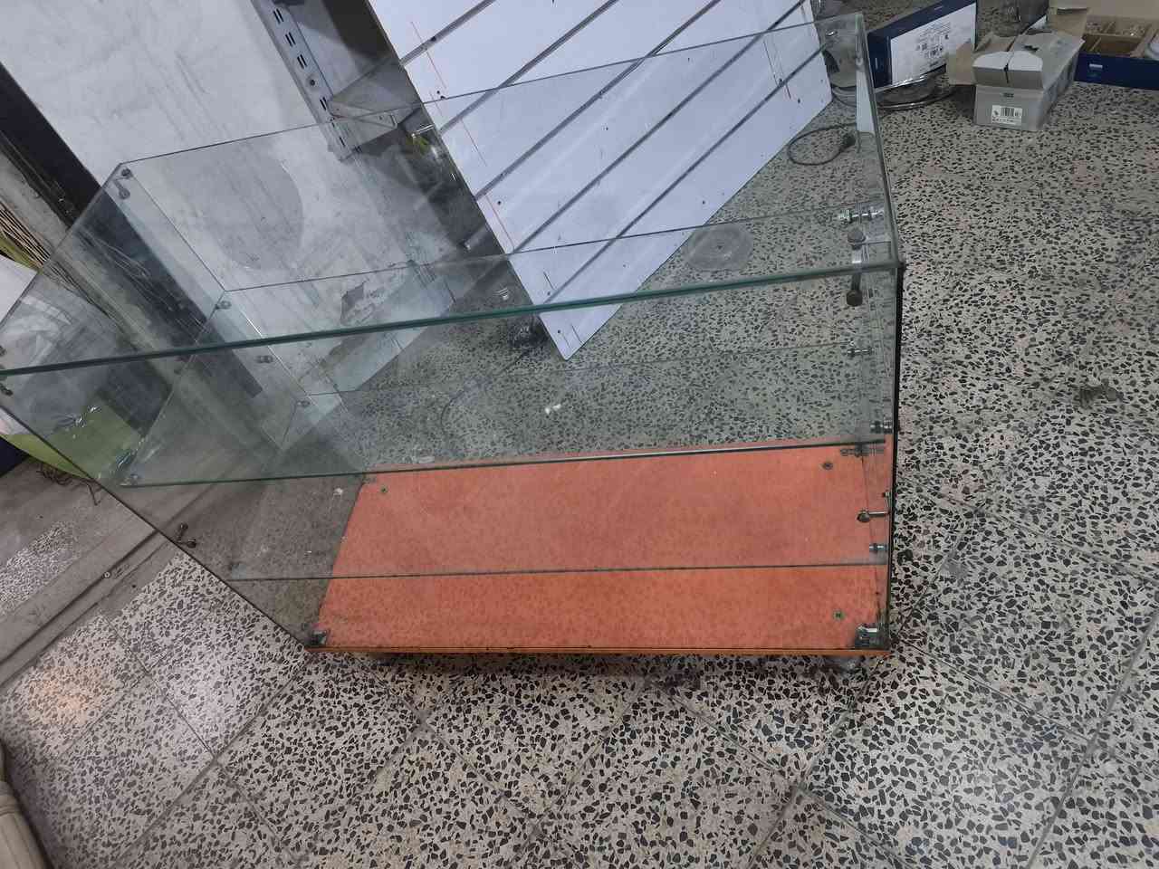 السلام عليكم حبايب
فاترينه قياس متر × متر 
عندي منها قطعتين نفس الشكل والحجم 
سعر الواحده 85 الف وبيها مجال للطيبين 
الدوره جمعيه خير الله 
***********
