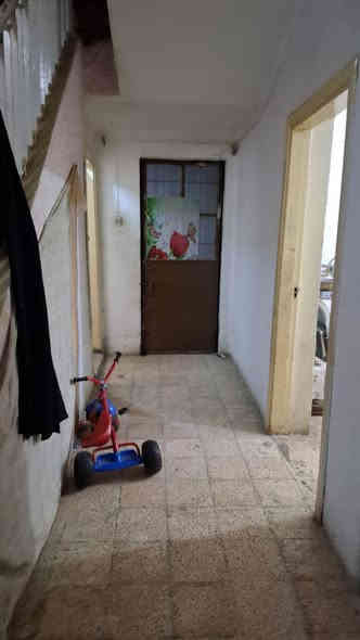 السلام عليكم ورحمة الله وبركاته 
للأيجار: بيت قديم البناء، ظاهر في الصور، البيت الابيض ابو البلكونة مع سطحين 
الموقع: حلة / حي الزهراء مقابل الراية مول، يبعد عن الشارع العام أقل من مئة متر والمنطقة مخدومة تبليط ومجاري مياه ومجاري امطار.
مساحة البيت ٣٧٠م من ضمنه ممر وگراج سيارة يسع ل ٣ سيارات، طارمة امام المطبخ ، الطابق الأرضي: مطبخ صغير ومطبخ كبير يمكن تحويله لغرفة نوم، غرفة استقبال وغرفة نوم، حمام وتواليت منفصلان، حديقة امامية كبيرة وحديقة خلفية أصغر بقليل. الطابق الثاني يحتوي على غرفتين نوم وهنالك سطحين كبير وصغير.
المنطقة أمينة ونظيفة وقريبة من كل شي والجيران أغلى من الذهب ( قدماء من ٥٠ سنة).
الأيجار: ٥٠٠ الف بالشهر 
التواصل على الرقم ***********
أو على الماسنجر 
أو الواتساب ٠٠٤٦٧٣٧٨٢٩٤٦٨
