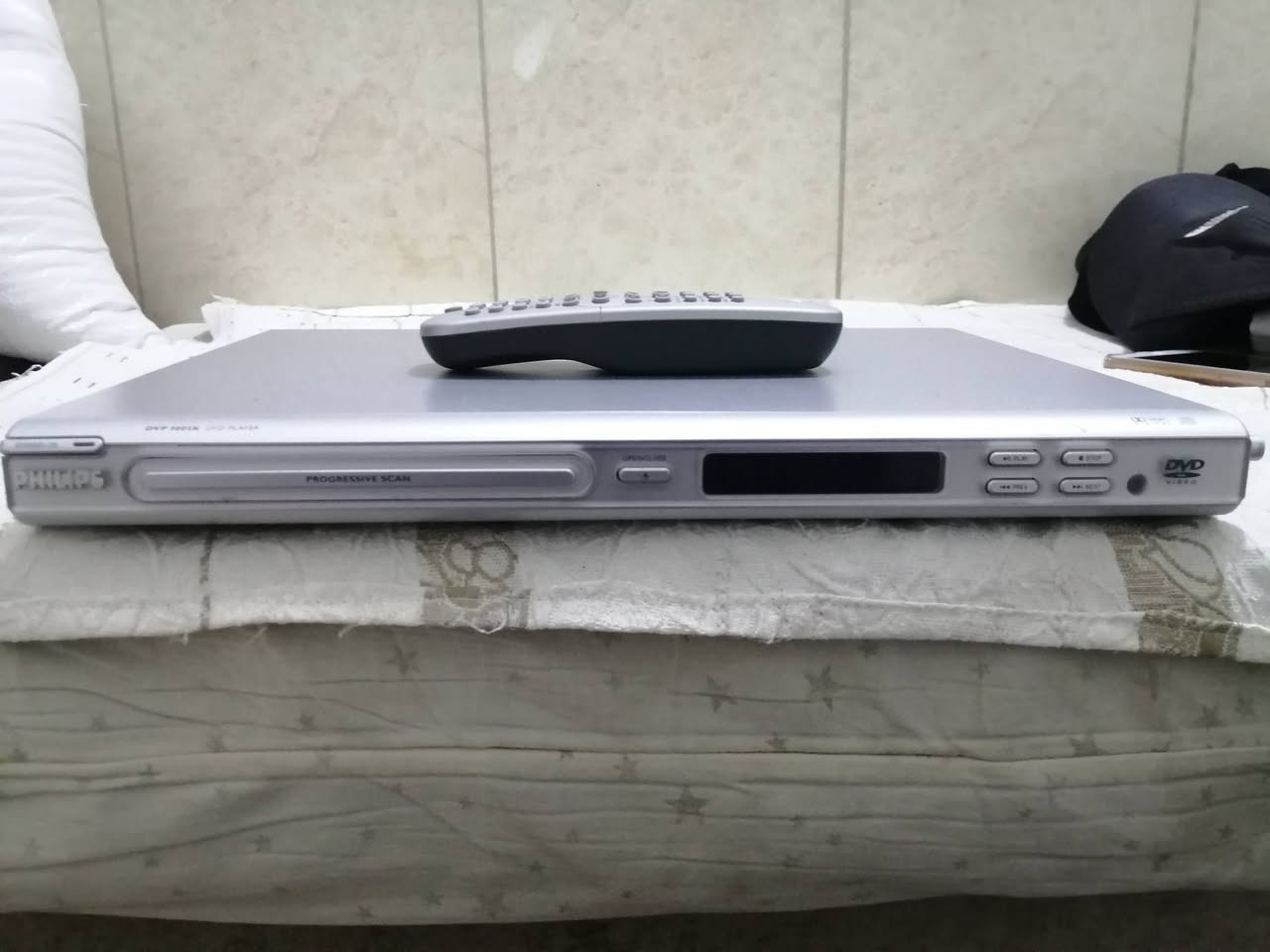 السلام عليكم
دي في دي فلبس
ويا ريمون شغال
لسعر ٢٠ألف
توصيل موجود
للإستفسار الاتصال ***********
