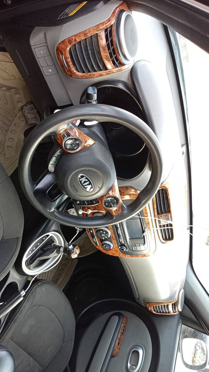 كيا صول موديل 16 وراد امريكي مكينه 2000 ما مفتوحه بلادي رقم بغداد سنويه ل 28 تحويل مباسر تلاث قطع صبغ بدون اي قطعه تبديل ليبل واحد كله السيارة بدون اي ايرباك ماشيه 112 مواصفات ويل كب تحكمات جهتين داخل صاج كامره بلاديه كلها بلاديه رقم التلفون ***********  السعر 112 وبيه مجال متواجد خاص
