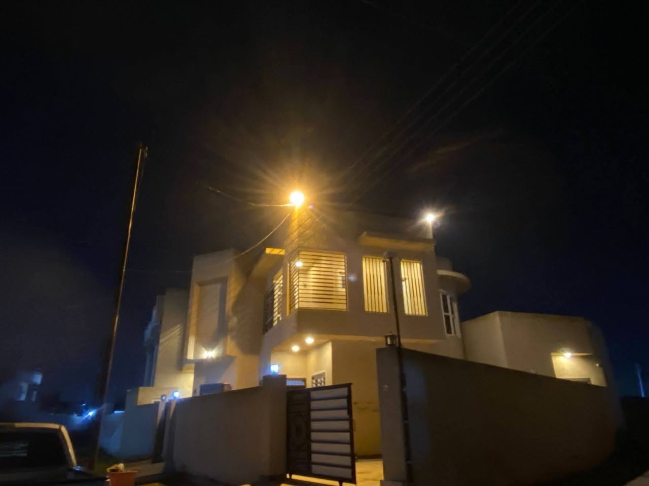 دار للبيع
المساحه ٢٩٣.٦٦ ركن 
البيت تأسيس نظام ٨ كامرات  السبالت نضام بوري دفن يعني مأسس بواري بل حايط 
الأنواء مقابل مركز مبيعات القريه الأيطاليه او بل فرع الي مقابل مستوصف ابن سينا 
الطابق الارضي يحتوي على  
مجموعه صحيات خارجيه+مطبخ حار بارد +غرفة خطار+صاله وسطيه +غرفتين نوم + مجموعة صحيات داخليه 
الطابق الثاني
صاله وسطيه صغيره +غرفتين نوم سويت للأستفسار الاتصال
***********
***********
