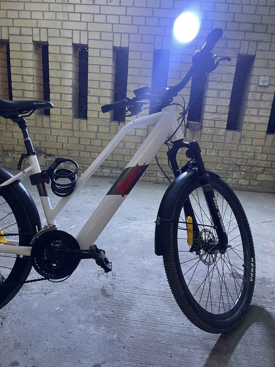 السلام عليكم  بايسكل شحن الماني الصنع اللشه المنيوم 100‎%‎ والبطارية ليثيوم 100‎%‎ ايضاً

بايسكل شغال وما بي اي نقص مكفول دبلات فتح وقفل دبل بالكشن سرعته توصل40 كم/ساعة ويمشي مسافة 20 كيلو تقريباً بالشحنه الوحدة نضيف وما مستعمل هواي البطارية دفن باللشه هي والوايرات كلهن حجمه27 فد شي راقي بريكات دسك لايت قوي ووياه الشاحنه والغراض كامله واذا يخلص شحن يفول تقريبا بساعتين فقط
عنواني بغداد الكرادة داخل
الرقم:***********
السعر:475 وبي مجال للطيبين
