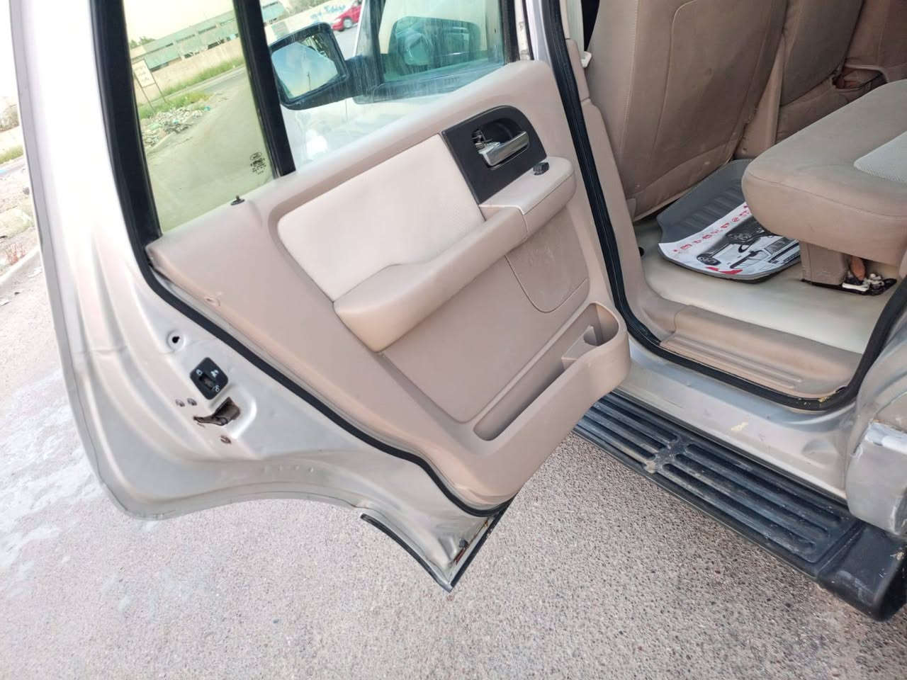 ياالله سلام عليكم للبيع فورد اكسبديشن رقم بغداد انكليزي بسمي
مكينه 8 لا تبخير ولا تنقيص كير تعليك 
تبريد ثلاث قطع 
8 راكب 
دواخل جدد ارضيه جلد 
تخم تاير جديد 
صدر امامي خلفي جديد 
بدون ضربه وصبغ مكفوله 
عليهه ادامه كامله سياره مال جناي 
كهربائيات جاهزه 
 مكاني بغداد الكرخ البياع
السعر 83 وبيهه مجال  وذا اكو مراوس. اراوس 
*********** رقمي. بي واتساب
