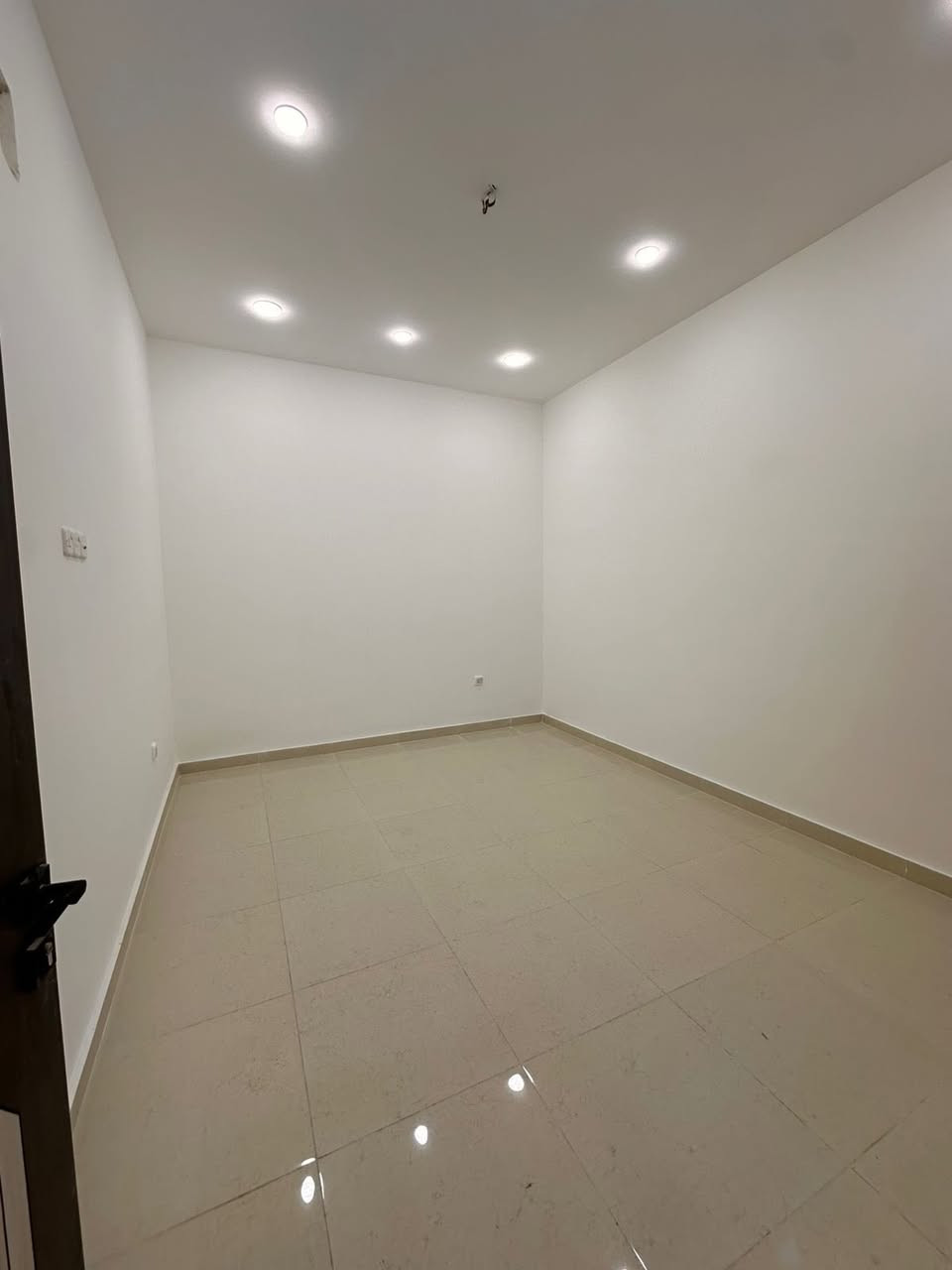 #للايجار_في_السيدية
وحدات سكنية زيرو مربع الاقتصاديين

طابق ارضي+ طابق ثالث
الطابق الارضي معزول عزل تام 
الطابق الثالث دخول مشترك
تحتوي ع غرفتين نوم وصالة ومطبخ وخدمات
السعر الطابق الارضي 800 الف قفل
السعر الطابق الثالث 700 الف قفل

للأستفسار:***********

مكتب الفهد الهندسي للأستثمار العقاري
