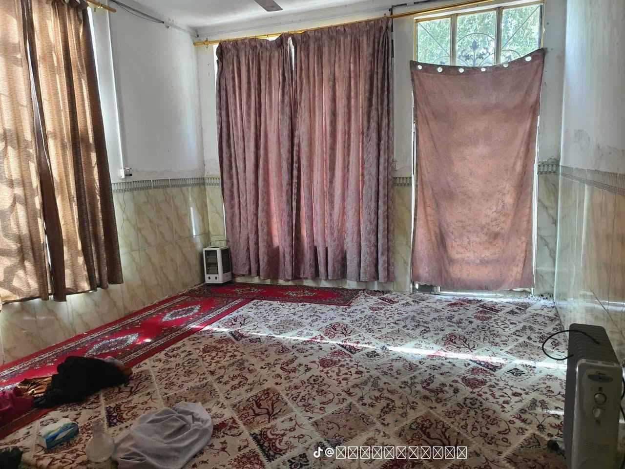 السلام عليكم بيت طابو زراعي سند ٢٥بأسمي المساحه الكليه ٥٠٠واقع حال ٦٠٠  محتويات البيت طابق واحد غرفة نوم +صاله  ومطبخ ومنور و٣محلات مأجرهن العنوان بني سأله على الشارع الرئيسي سنتر قرب الساده الطلقانين 
السعر ١٠٠ وبي مجال الاستفسار ***********
