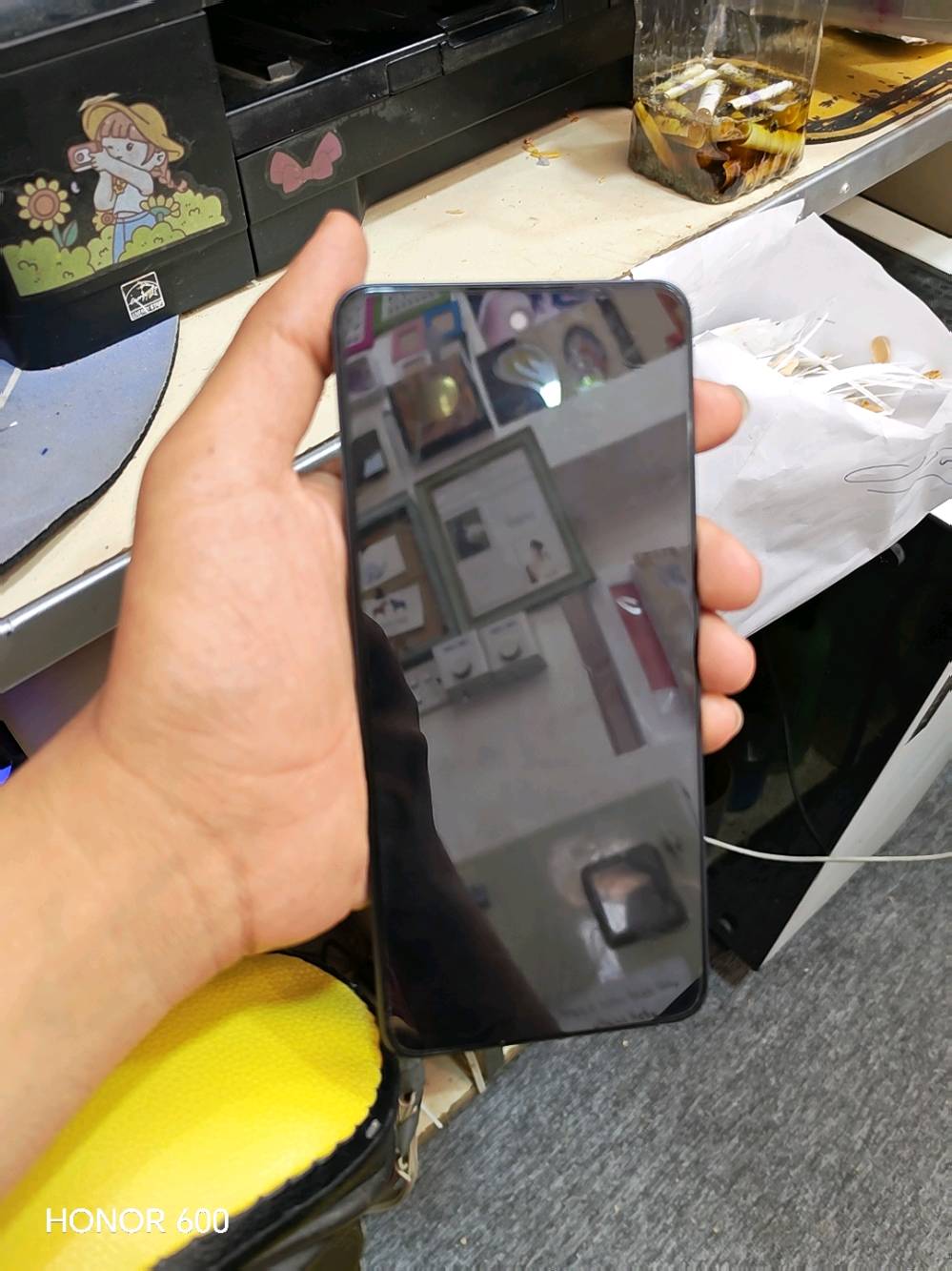 السلام عليكم
تلفون 
OPPO A5X
 ذاكره 128
التلفون اي خلل مابي صار 18يوم من اخذته وبي ضمان للشاشه والكارت عندي وكل ملحقاته موجوده رايده ب200
رقمي/***********