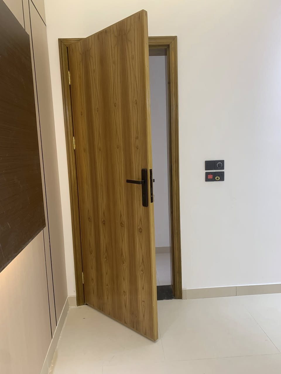 السلام عليكم
للبيع مشتملات  عدد2مساحه 

100متر. 5في 20 

يتكون المشتمل بنضام   طابقين 

استقبال معزول ومدخل 

3غرف نوم  مطبخ وصاله 

صحيات في كل طابق 

موقع الدار

 حي الجهاد مربع الا مانه قرب كاتب عدل 

للستفسار اكثر

 ***********

***********
