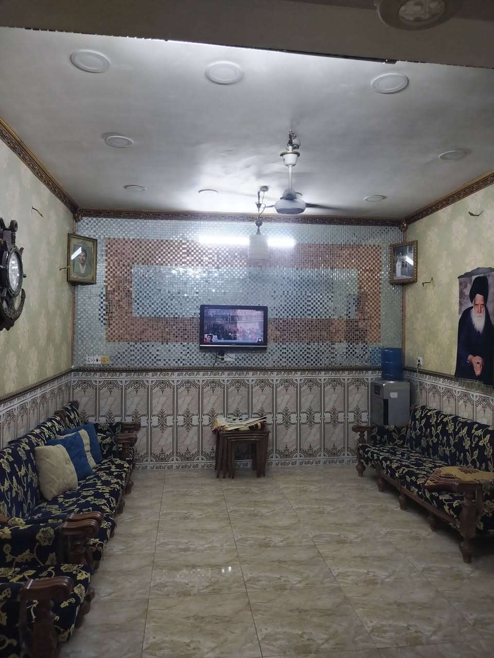 السلام عليكم
*🏡 بيت للبيع - زراعي سند 117*

*الموقع:* المدائن - سلمان باك، بريجان قرب برج بريجان  

*المساحة:* 195 م²  

*نوع السند:* زراعي 117

*التفاصيل:*

*الطابق الأول:*

- استقبال + صالة + مطبخ

- غرفة نوم + حمام

*الطابق الثاني:*

- غرفتين نوم + صالة

*المميزات:*

- حديقة أمامية وخارجية

- 3 غرف نوم بالمجموع

*للاستفسار:* ***********
