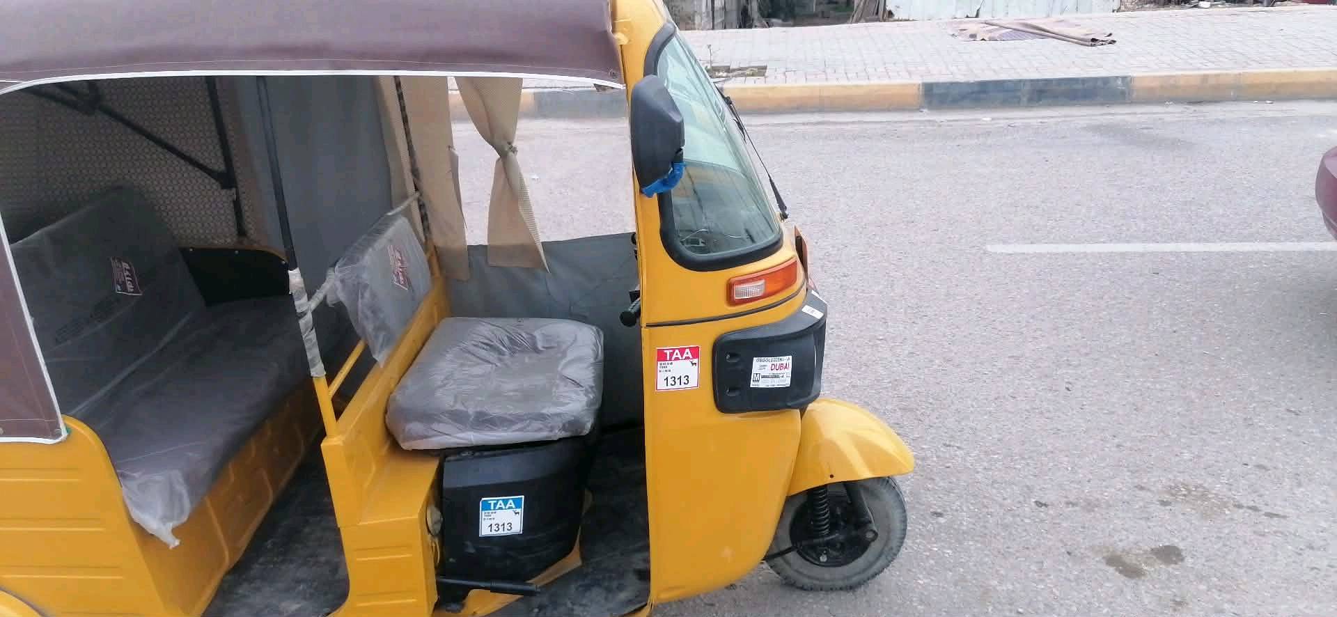 هذا تك تك معروض للبيع بحالة ممتازة. اللون الخارجي أصفر مع سقف بني، والمقاعد ما زالت مغطاة للبقاء على نظافتها. تتوفر به كافة الخصائص الأساسية التي تحتاجها لبدء العمل فوراً. التصميم يوفر راحة وسلامة للركاب والسائق معاً. مثالي للاستخدام داخل المدينة. المحرك تم فحصه حديثاً وهو يعمل بكفاءة. فرصة ممتازة لمن يبحث عن وسيلة نقل اقتصادية وفعالة.