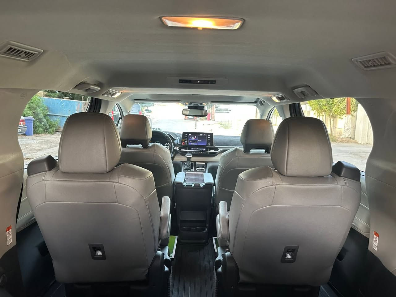 السلام عليكم 
تيوتا سينا موديل 2023 XLE
بصمه 
تشغيل عن بعد 
ابواب السلايت والجنطه تنفتح وتنغلق ركله بلرجل 
فتحه 
كشنات جلد 
كراسي الاماميه كهرباء وهيتر 
حادثها جاملغ خلفي عكس السايق والجنطنه مبدله اصلي تفصيخ ومصبوغ 
ايرباك برده فقط 
سياره مال بيت استخدام شخصي 
ماشيه 70 الف كم وقابل للزيادة
مشيها هنا بلعراق قليل 
تخم تاير جديد 
رقم الشاصي موجود بلصور 
رقم بغداد 11 تحويل ثاني يوم 
السعر 320 وبيها مجال 
او مراوس بسيارة زغيره حسب القناعه
كامري او هوندا اگورد
مكاني بغداد العامرية 
رقم ***********
