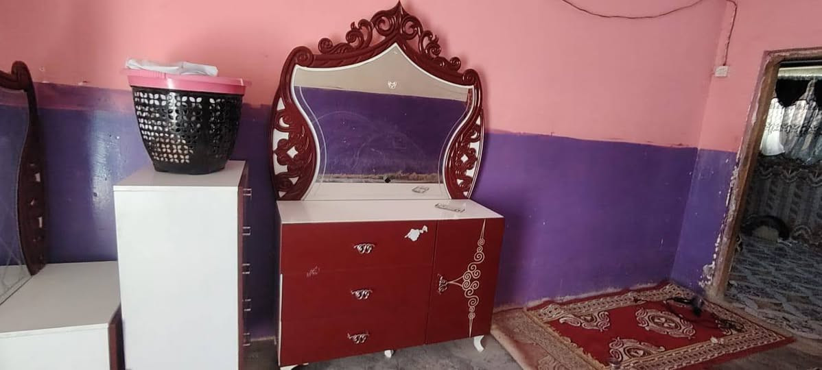 سلام عليكم غرفه اخشاب تركيه للبيع السعر ٤٠٠ وبيهه مجال قليل المكان زبير حي القائد***********
