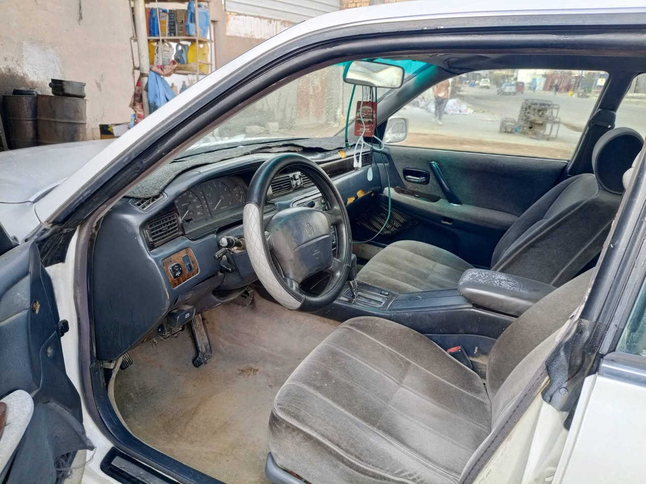 السلام عليكم
راس ثور مكصوصه جنطه و مصبوغه جماليه  
موديل 97
تخم تاير 
محرك 2ونص محرك بطه 
رقم بغداد مشروع وطني 
تحويل ثاني يوم ب اسم المشتري 
العنوان واسط النعمانيه 
***********
