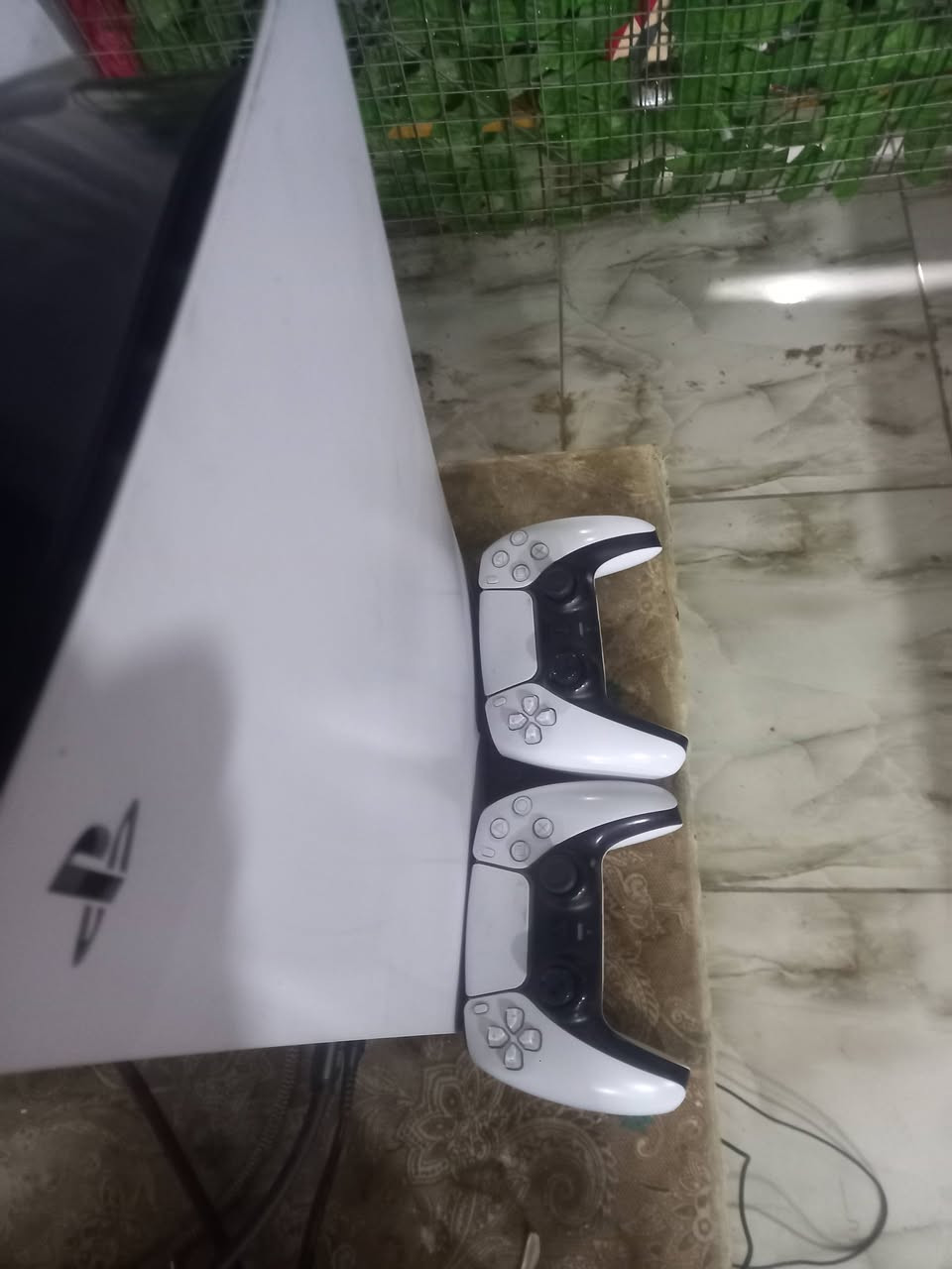 بلي فايف ويها يتين او كارتونه ماته موجوده كامل للبيع سعره ٦٥٠ بي مجال قليل رقم ***********
