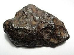 🚨 حجر من الفضاء… وأنواع مختلفة وأسعار مذهلة! 🌌💎
هل تعلم أن النيازك ليست نوعًا واحدًا؟
بل تنقسم إلى عدة أنواع، ولكل نوع قيمة مختلفة!
✨ أهم أنواع النيازك:
🔹 النيازك الحديدية
تتكوّن من الحديد والنيكل
✔ ثقيلة جدًا وتنجذب للمغناطيس
💰 السعر: من 1 إلى 5 دولارات للغرام
🔹 النيازك الحجرية
الأكثر انتشارًا
✔ تشبه الصخور لكن لها خصائص مميزة
💰 السعر: من 1 إلى 3 دولارات للغرام
🔹 النيازك الحديدية الحجرية (النادرة)
مزيج بين المعدن والحجر
✔ شكل جميل ونادر جدًا
💰 السعر: من 10 إلى 50 دولارًا للغرام
🌟 بعض النيازك النادرة جدًا قد تُباع بآلاف الدولارات!
🔍 كيف تميّزه؟
✔ ثقيل بالنسبة لحجمه
✔ يجذب المغناطيس
✔ سطحه داكن كأنه محترق
❌ انتبه:
ليس كل حجر غريب هو نيزك… السوق مليء بالخدع!
👇 برأيك:
أي نوع أعجبك أكثر؟
🔔 تابع الصفحة لاكتشاف أسرار الأحجار النادرة والمذهلة 💎🌍


**إذا كنت صاحب هذا الإعلان وتريد حذفه لأي سبب، رجاءا أرسل رسالة إلى الدعم الفني**