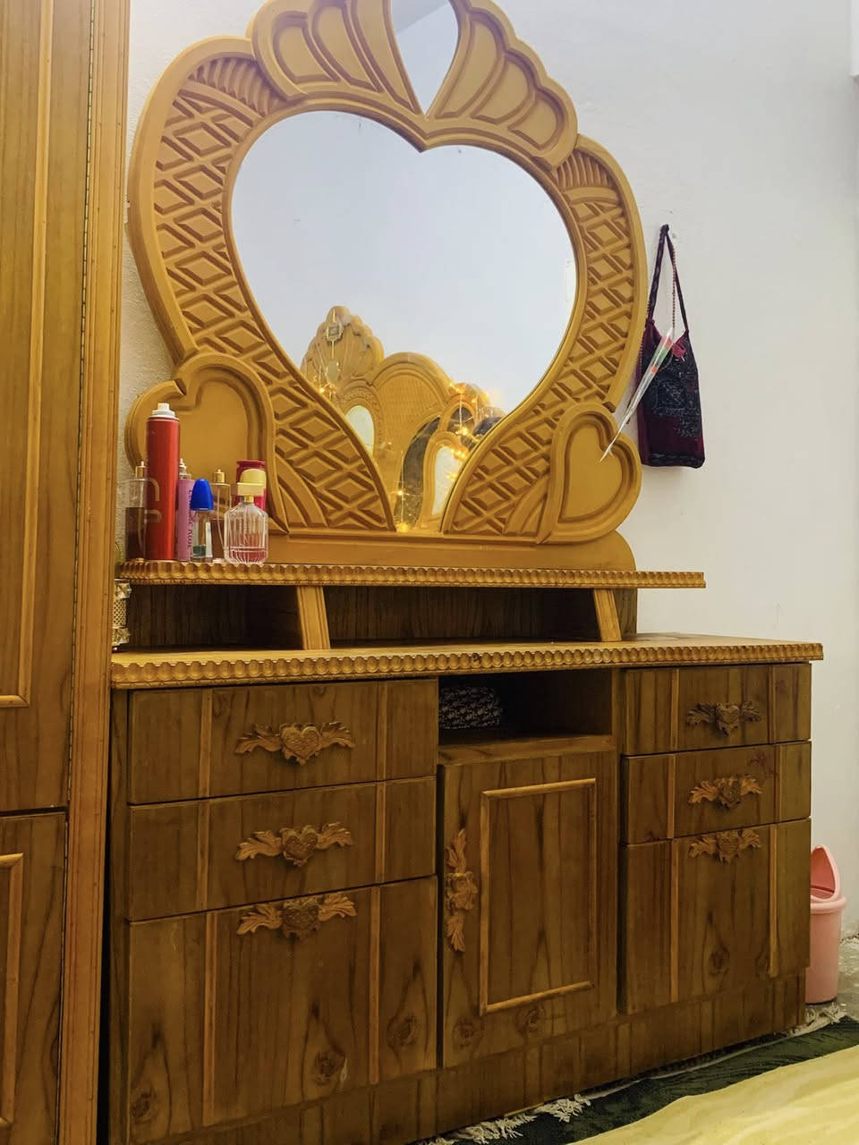 غرفه نوم كامله مكمله خشب اصلي فول ثقيل  مستعمل 5اشهر  سعر مليون وربع بي مجال لشراي رجا المايعرف بل غرف خشب لا يكسر بي وينطي سعر من كيفا تحياتي الكم هاتف ***********
