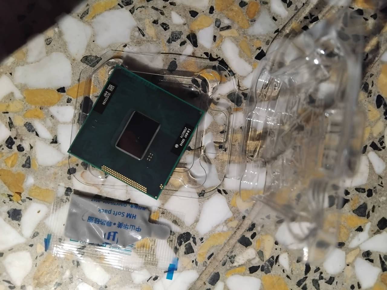 سلام عليكم 
ذني قطعتين الكترونيات ما اعرف شنو شغلها و هذا معالج اتوقع ويا المعجون مالته ماعرف نوعيته الي يفيدنه ب 25 الف مع التوصيل يراسلني 
تواصل ***********
