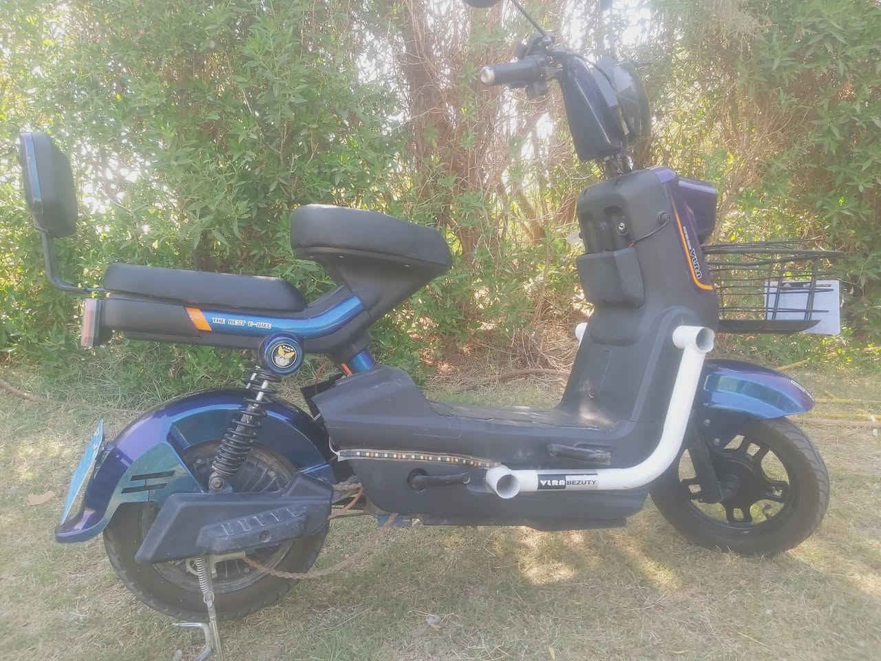 سلام عليكم دراجة شحن R8 للبيع نضافه %بصمه اشاره يمنه ويسرها ونشرات ملف 4000واط تمشي 55 بطاريات بس البطاريات تعبانين مواصفات فول العنوان بغداد اللطيفة قرب جسر الدايره الرقم *********** ***********
